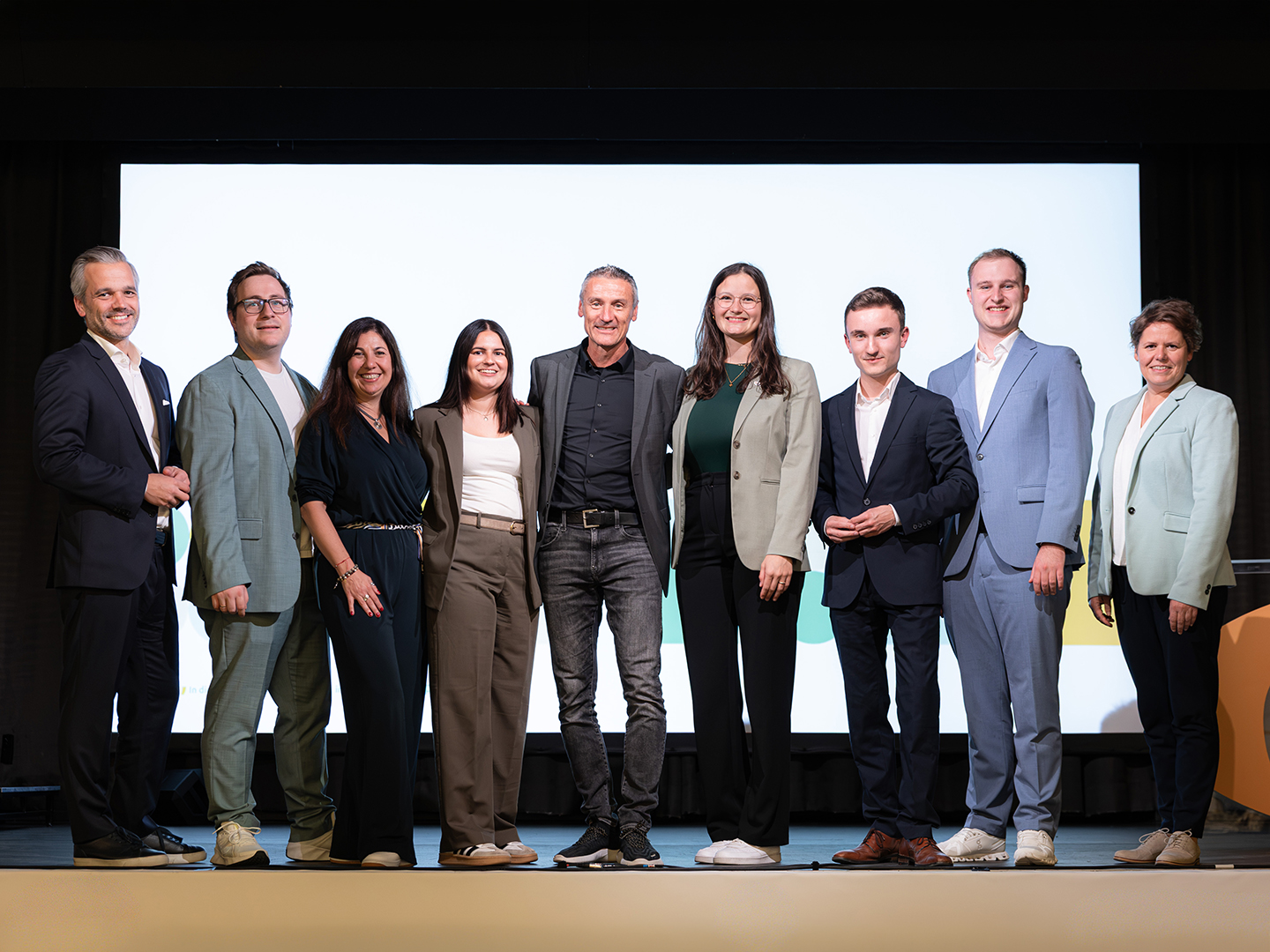 Gruppenfoto des Vorstands der Deutschen Sportjugend (dsj) bei der dsj-Vollversammlung.