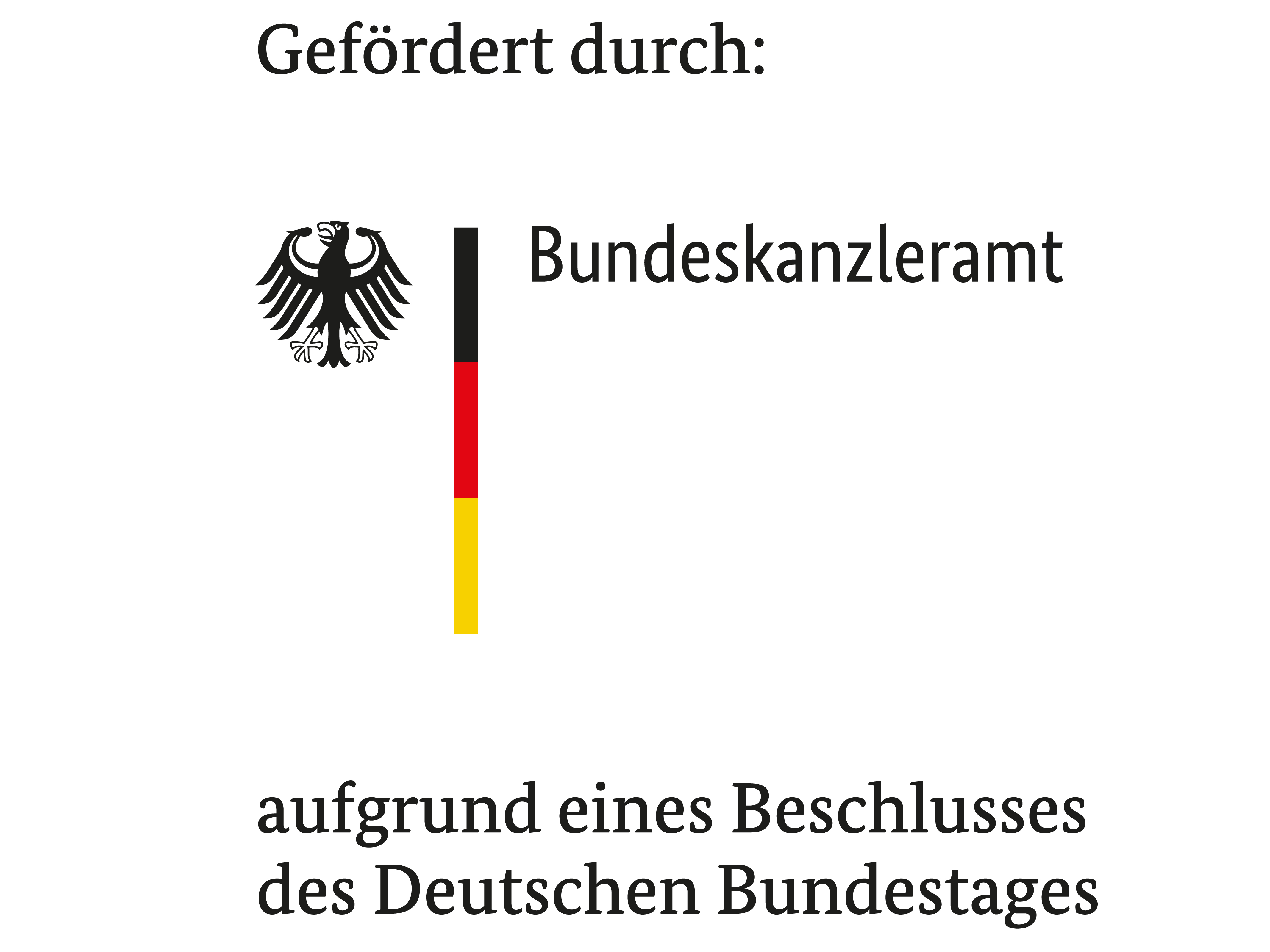 Logo des Bundeskanzleramts. Schwarzer Bundesadler neben senkrechtem Balken in Schwarz, Rot und Gelb, darunter Text 'Gefördert durch: Bundeskanzleramt aufgrund eines Beschlusses des Deutschen Bundestages'.