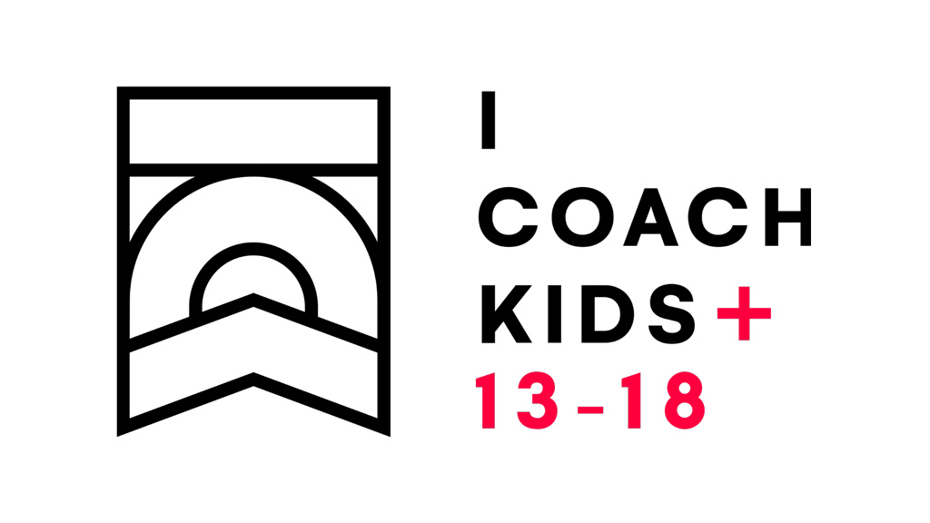 Logo „I coach kids+ 13–18“ mit stilisiertem Symbol einer Spielfeldmarkierung