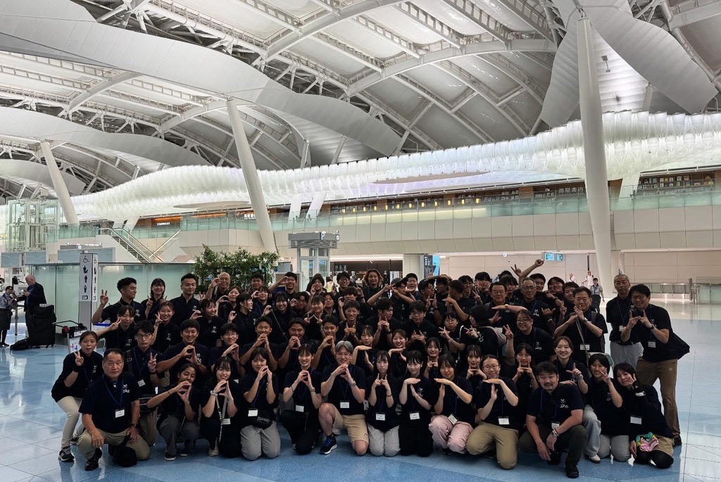 Japanische Teilnehmende auf einem Gruppenfoto.
