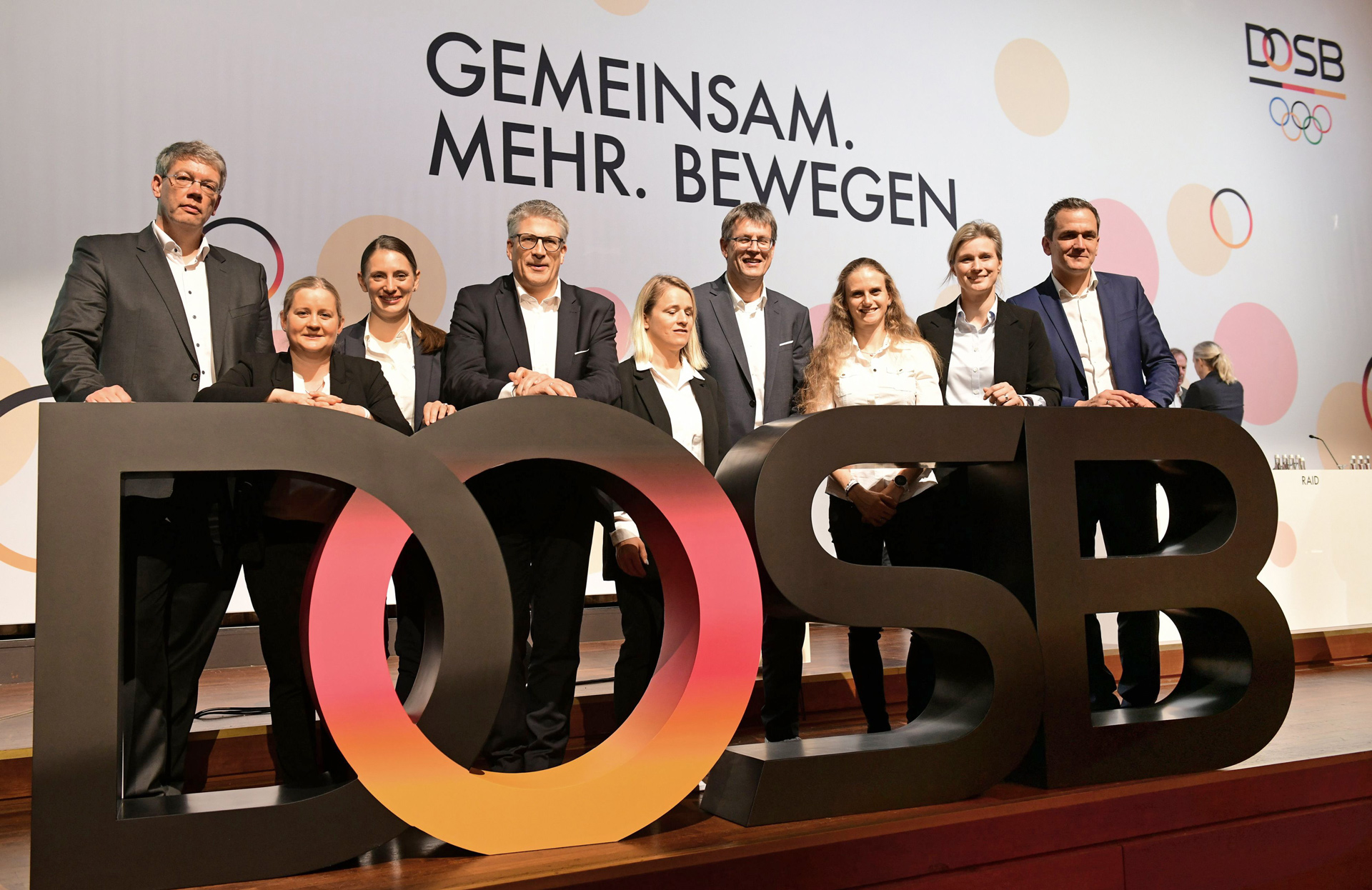 Das Präsidium des DOSB auf der Bühne der Mitgliederversammlung 2022