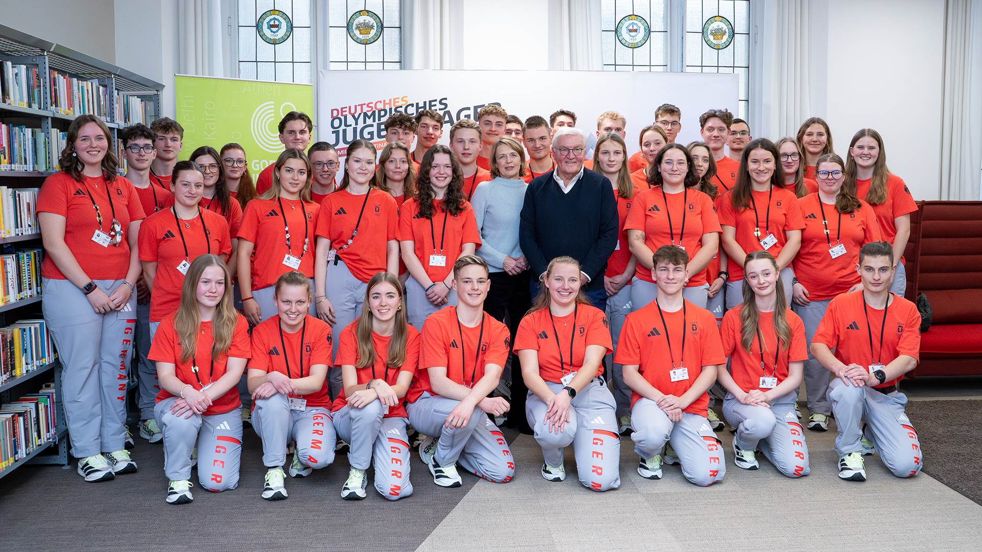 Gruppenfoto der Teilnehmenden des Deutschen Olympischen Jugendlagers (DOJL) im Goethe‑Institut während eines Austauschs über sportpolitische Themen. Neben den Jugendlichen sind auch der Bundespräsident Frank‑Walter Steinmeier und seine Frau anwesend, die am Gesprächsformat „Fachsimpeln mit dem Bundespräsidenten“ teilnahmen.
