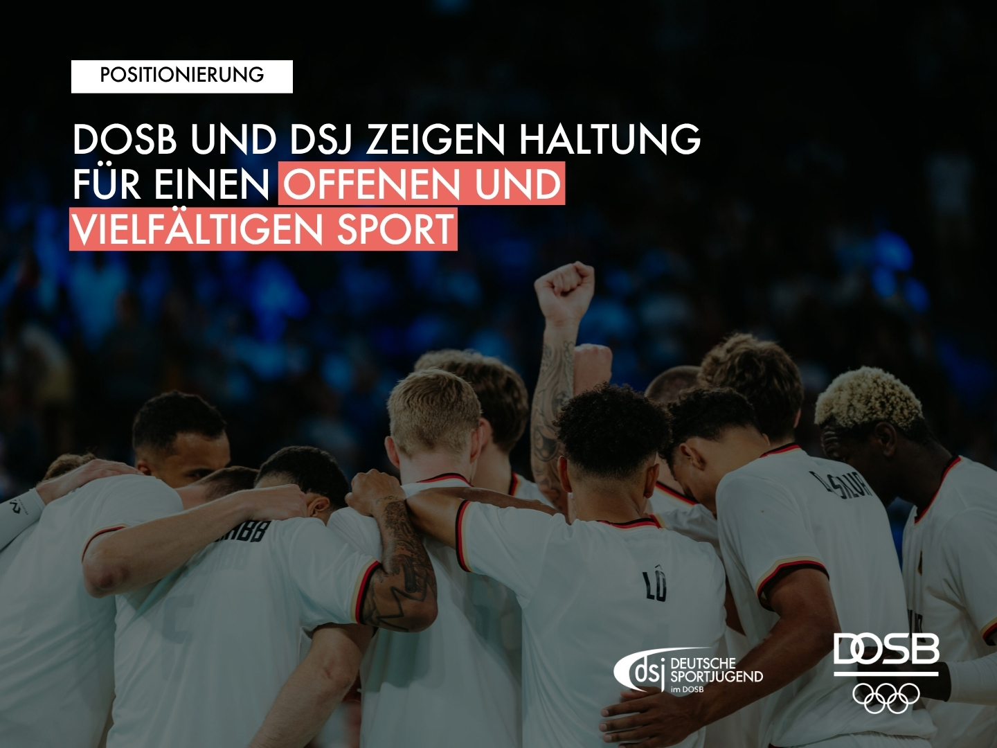 Eine Gruppe von Sportlern steht zusammen und zeigt Teamgeist. Im Hintergrund sind verschwommene Zuschauer zu sehen. Der Text betont die Haltung des DOSB und DSJ für einen offenen und vielfältigen Sport.