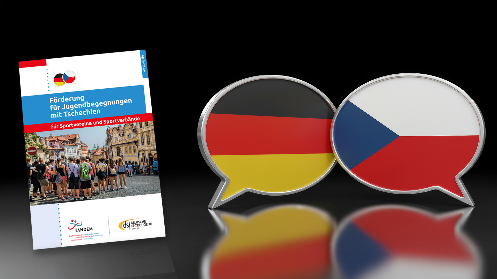 Abbildung neuer Materialien zur deutsch‑tschechischen Austauschzusammenarbeit im Sport: ein Flyer der Deutschen Sportjugend für Jugendbegegnungen mit Tschechien neben Sprechblasen mit den Flaggen von Deutschland und Tschechien.
