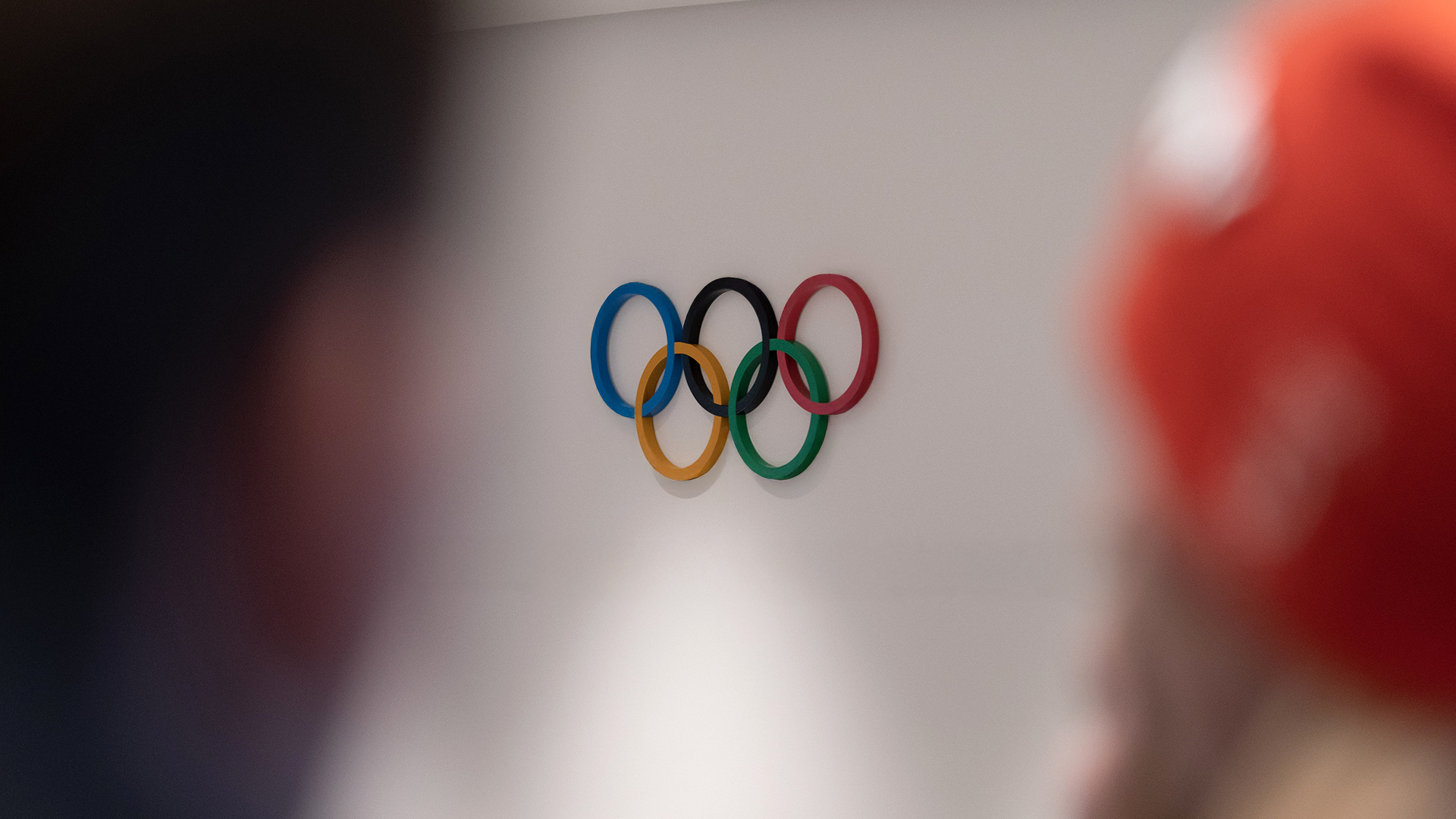 Olympische Ringe an einer Wand als Symbol für den Jugendcheck zur möglichen Bewerbung um Olympische und Paralympische Spiele in Deutschland, aufgenommen im Kontext eines Austauschs mit jungen Menschen.