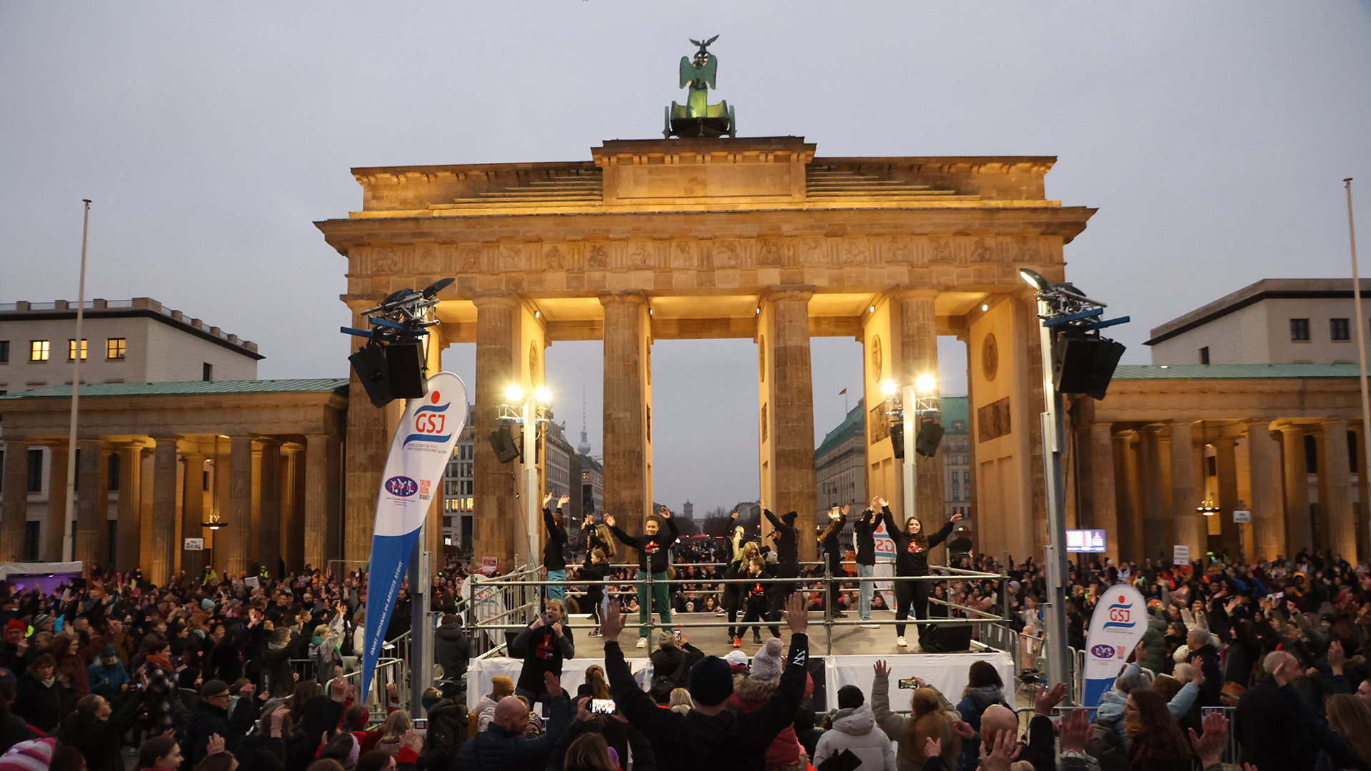 Große One Billion Rising 2026 Kundgebung am Brandenburger Tor in Berlin, bei der zahlreiche Menschen gemeinsam ein kraftvolles Zeichen gegen Gewalt an Frauen und Mädchen setzen.