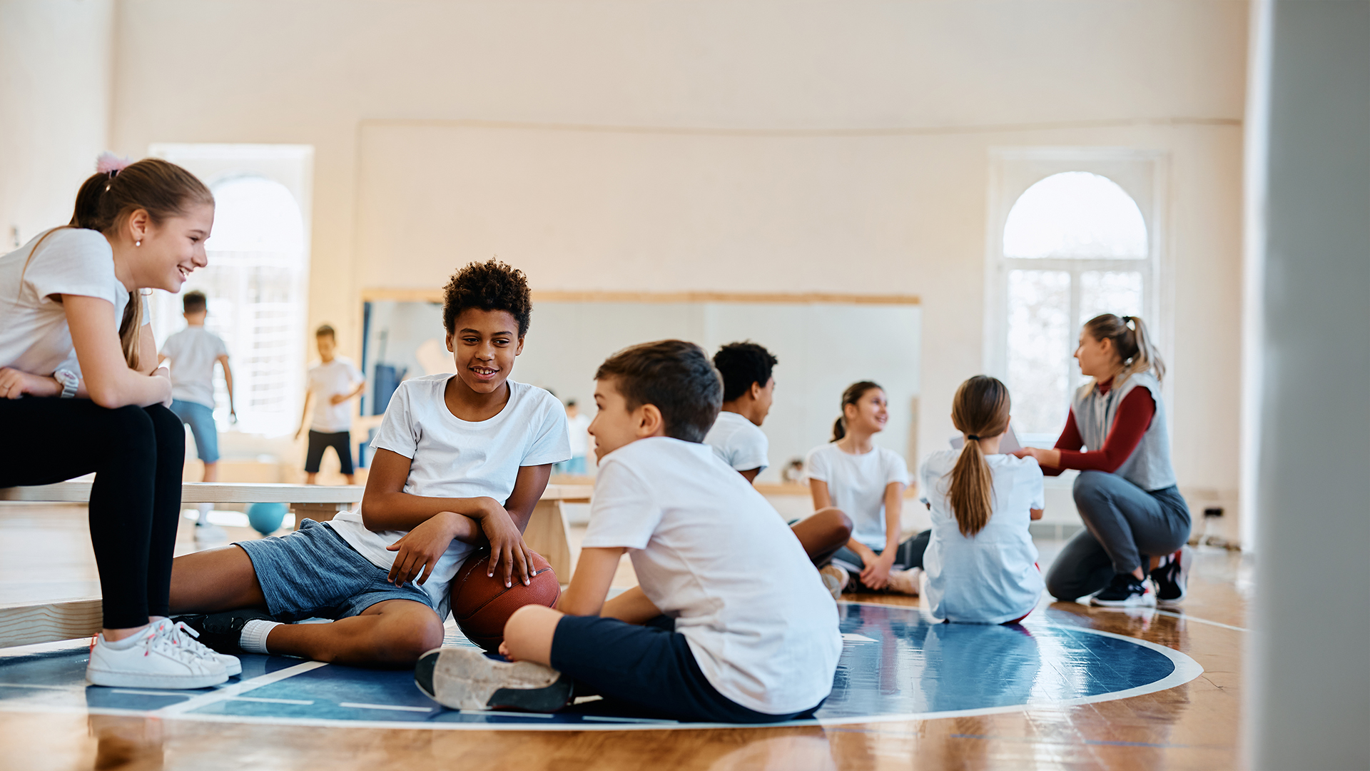 Kinder trainieren gemeinsam in einer Sporthalle – Sportvereine als starke Akteure der freien Kinder- und Jugendhilfe im Kontext des neuen Ganztagsanspruchs.