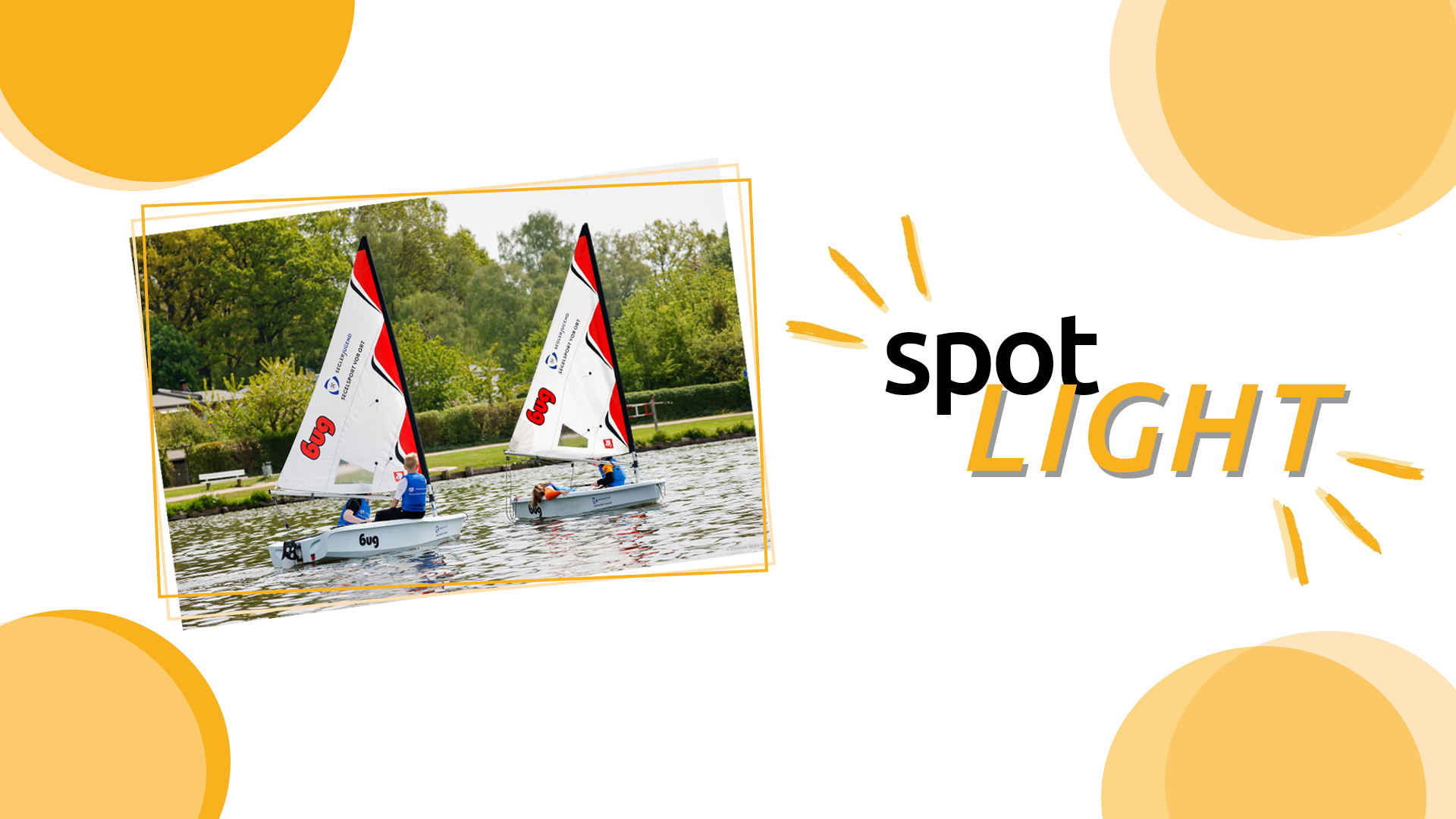 Zwei kleine Segelboote mit weißen Segeln, die rote und schwarze Markierungen tragen, segeln auf einem ruhigen Gewässer. Im Hintergrund sind grüne Bäume und ein Ufer mit einer niedrigen Mauer zu sehen. Rechts neben dem Bild steht der Schriftzug 'spot LIGHT' in schwarzer und gelber Schrift, umgeben von gelben Strahlen und orangefarbenen Kreisen auf weißem Hintergrund.