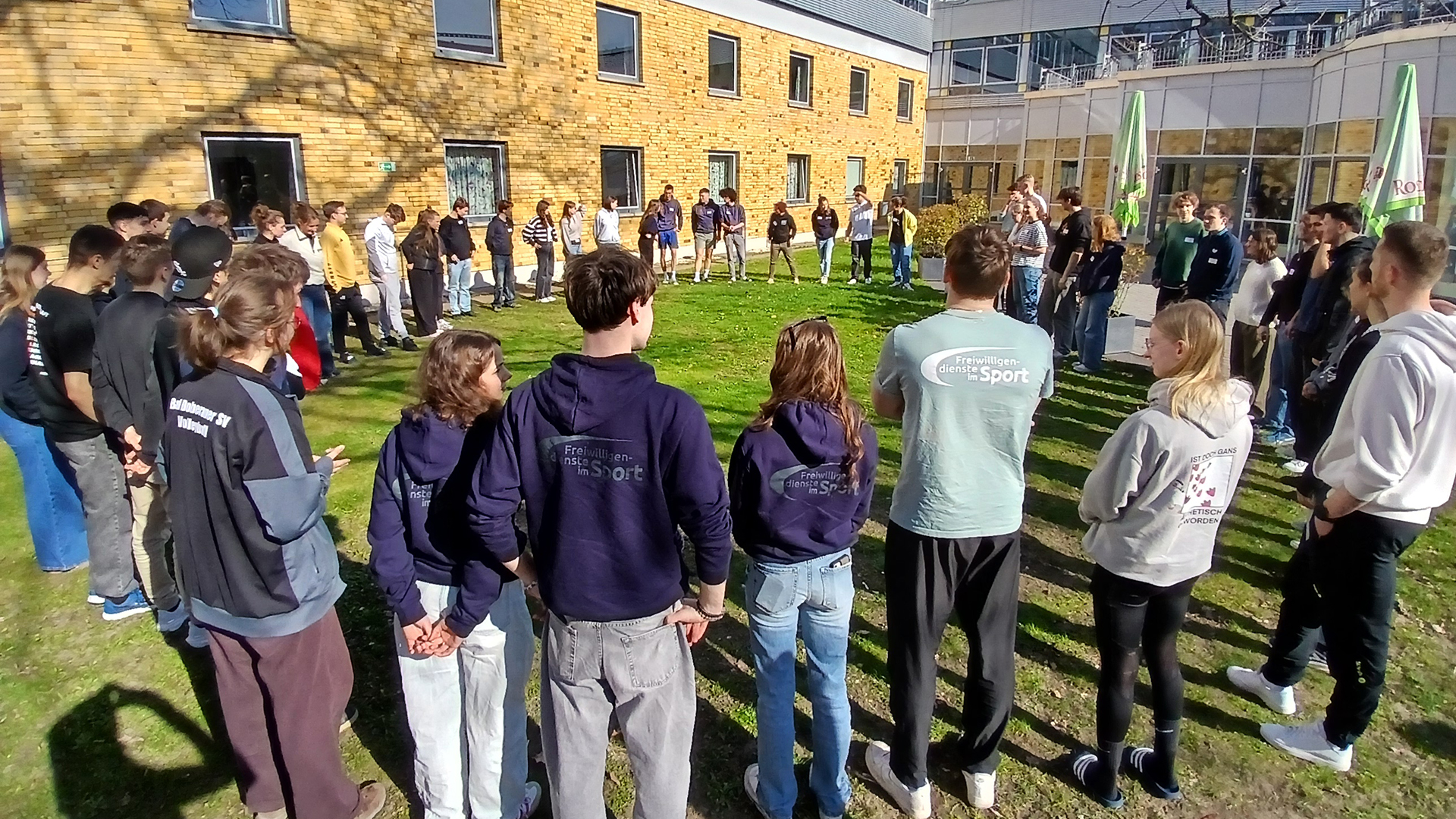Gruppenfoto der Teilnehmenden des FWD‑Sprecher*innen‑Treffens 2026, die gemeinsam auf einer Außentreppe und vor einem Gebäude stehen.