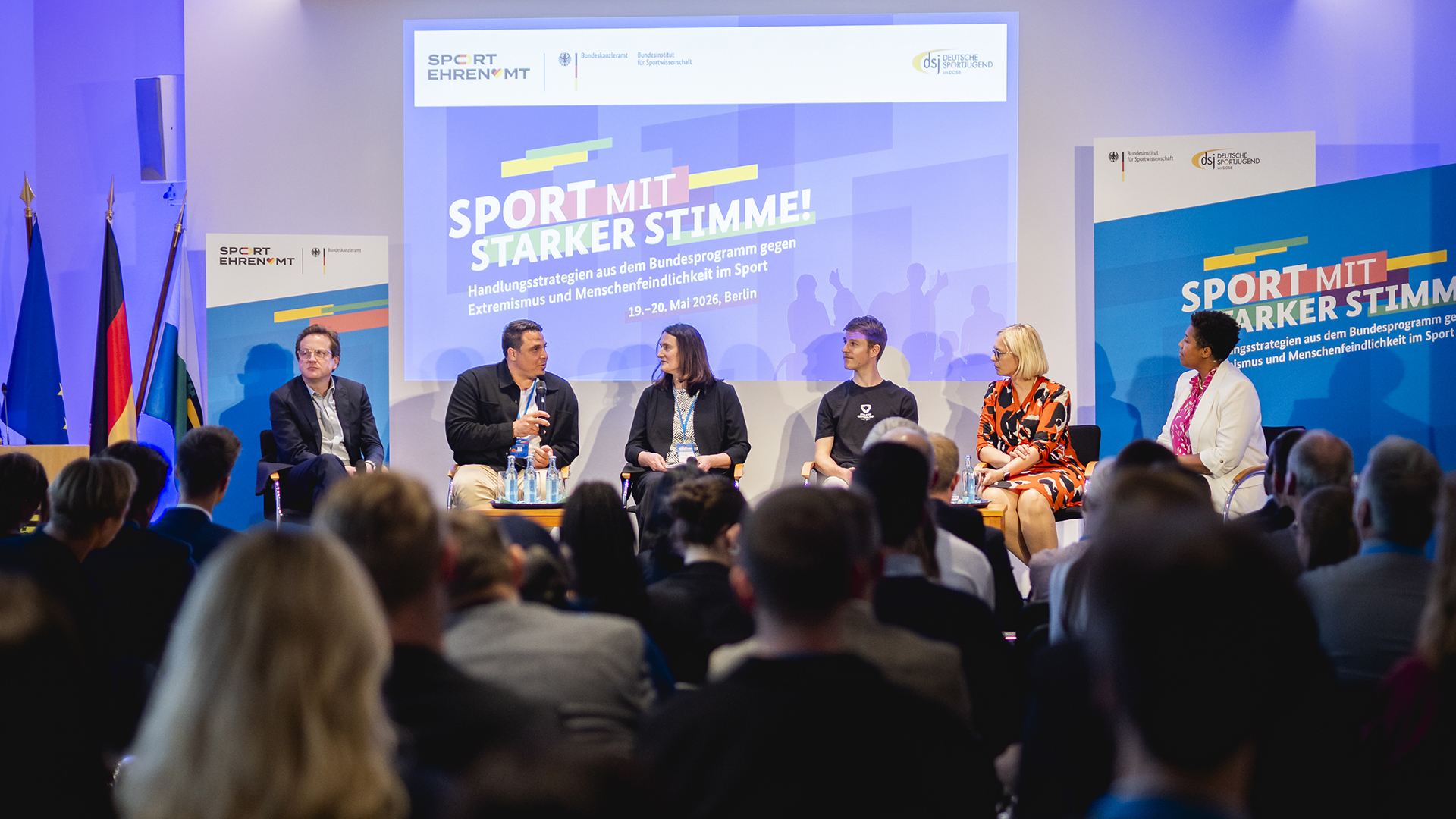 Podiumsdiskussion im Rahmen der Preisverleihung des Vereinspreises ‚Sport mit Haltung‘ 2026 mit mehreren Teilnehmenden auf einer Bühne vor Publikum; im Hintergrund eine große Leinwand mit dem Schriftzug ‚Sport mit starker Stimme‘.