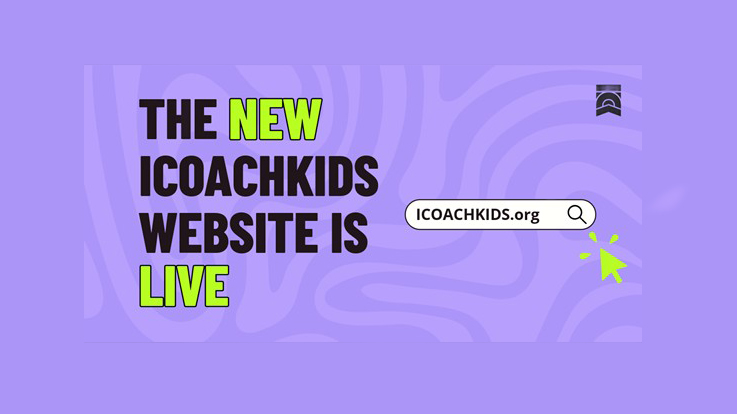 Grafik mit der Aufschrift „The new ICOACHKIDS website is live“, ergänzt durch eine Suchleiste mit der URL „icoachkids.org“ und ein klickendes Cursor‑Symbol – Hinweis auf den Launch der neuen internationalen ICOACHKIDS‑Website.