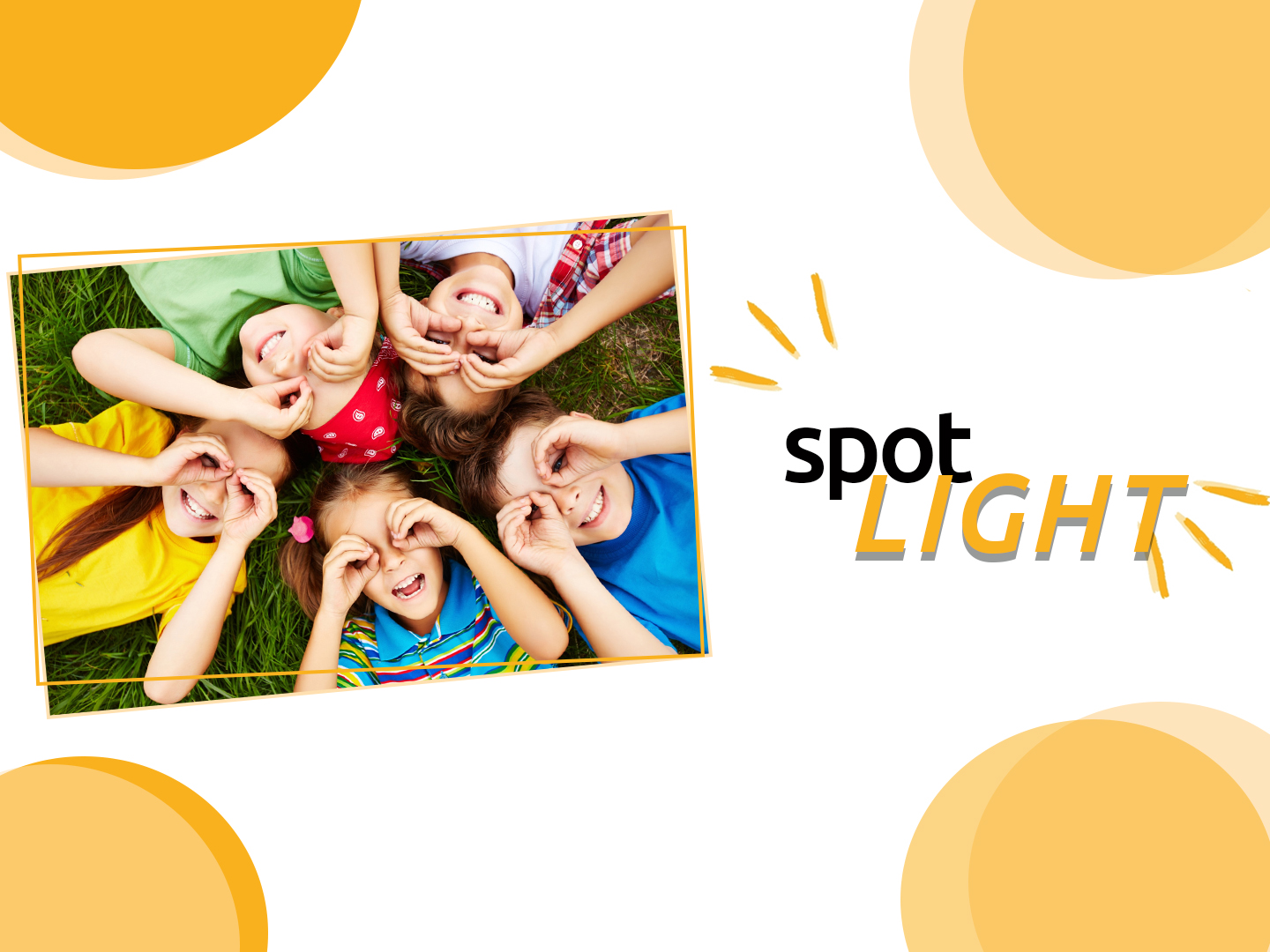 Sechs Kinder liegen im Gras und schauen in die Kamera, während sie mit ihren Händen Augen formen. Sie tragen bunte T-Shirts und lächeln fröhlich. Rechts neben dem Bild steht der Text "spotLIGHT".