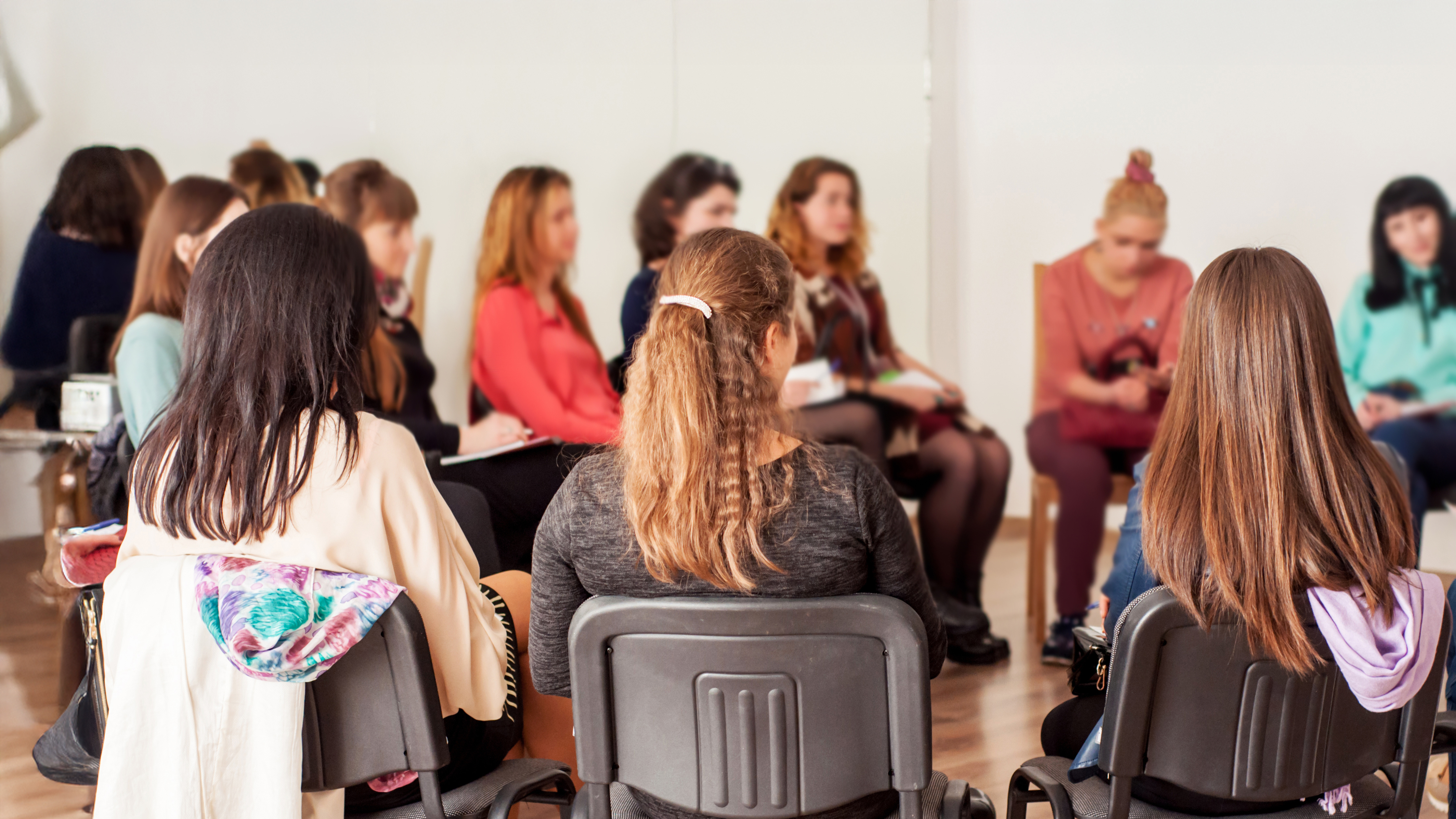 Workshopteilnehmerinnen in einem Dialog über Engagementmanagement und digitale Chancen.