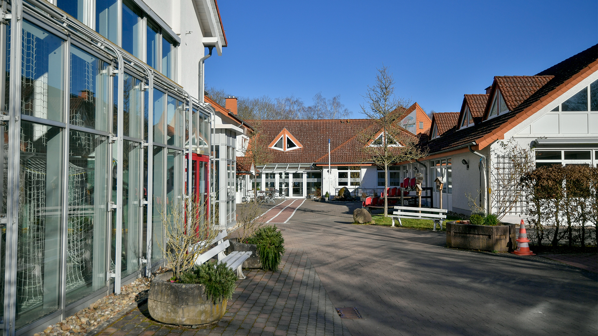 Sport- und Bildungsstätte der Sportjugend Hessen in Wetzlar mit modernen Gebäuden und Innenhof bei klarem Himmel