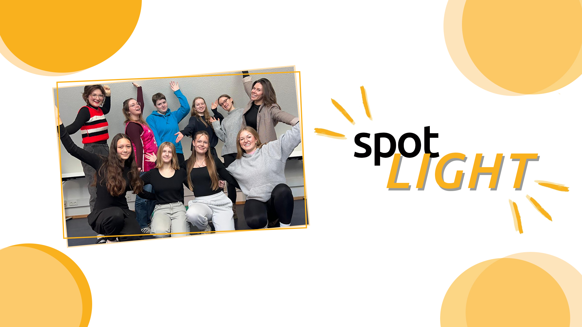 Gruppenfoto von Teilnehmenden eines Jugendprojekts, vorgestellt im Rahmen der dsj‑Reihe „spotLIGHT“