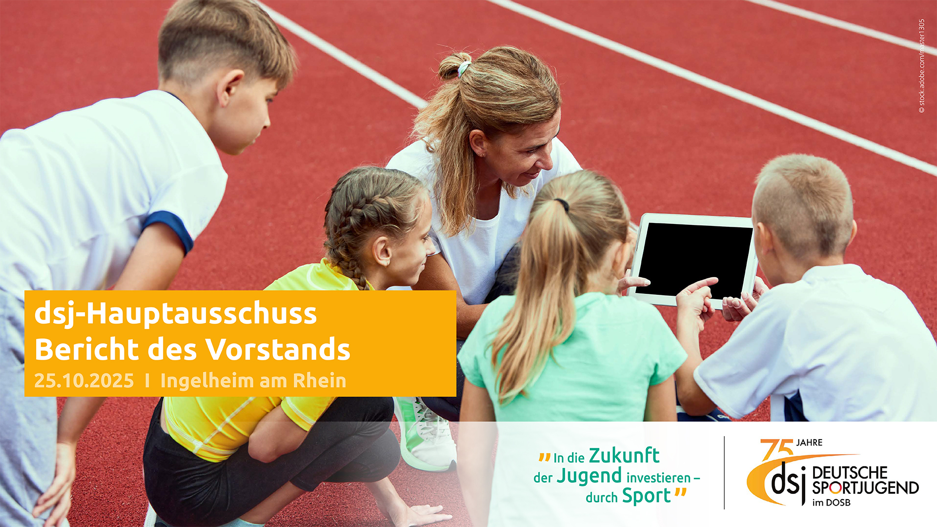 Eine Gruppe von Kindern sitzt auf einer roten Sportbahn im Kreis. Ein Mädchen in der Mitte hält ein Tablet, das sie den anderen zeigt. Die Kinder tragen sportliche Kleidung in Weiß, Gelb und Blau. Im Vordergrund ist ein gelbes Textfeld mit der Aufschrift 'dsj-Hauptausschuss Bericht des Vorstands 25.10.2025 Ingelheim am Rhein'. Darunter steht in grün und blau: 'In die Zukunft der Jugend investieren – gemeinsam stark'. Rechts unten ist das Logo der Deutschen Sportjugend (dsj) mit dem Schriftzug '75 Jahre'.