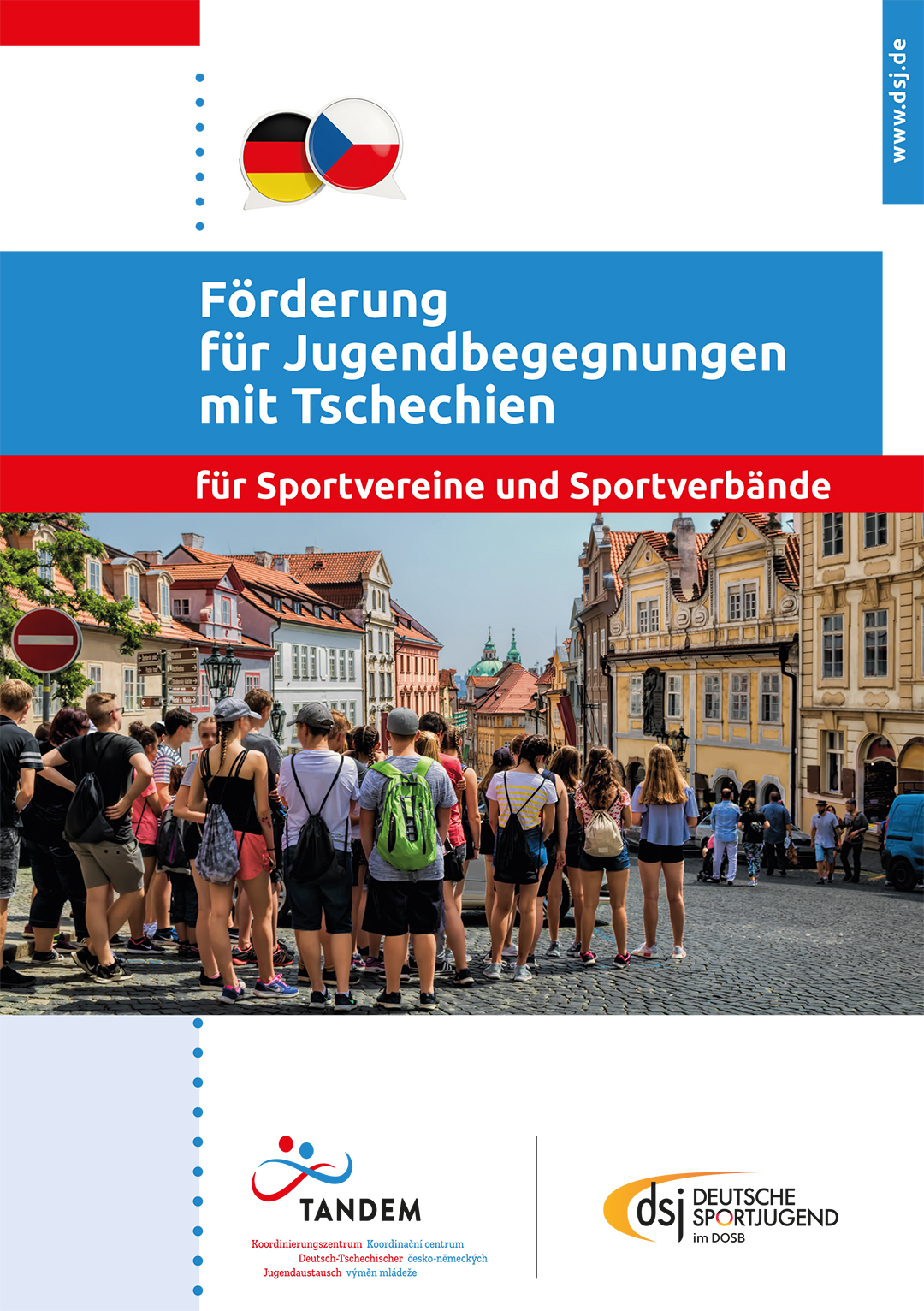 Informationsflyer für Jugendbegegnungen mit Tschechien. Oben links: Logo von TANDEM. Unten rechts: Logo von dsj. Hintergrund: Gruppe von Menschen in einer Stadt.