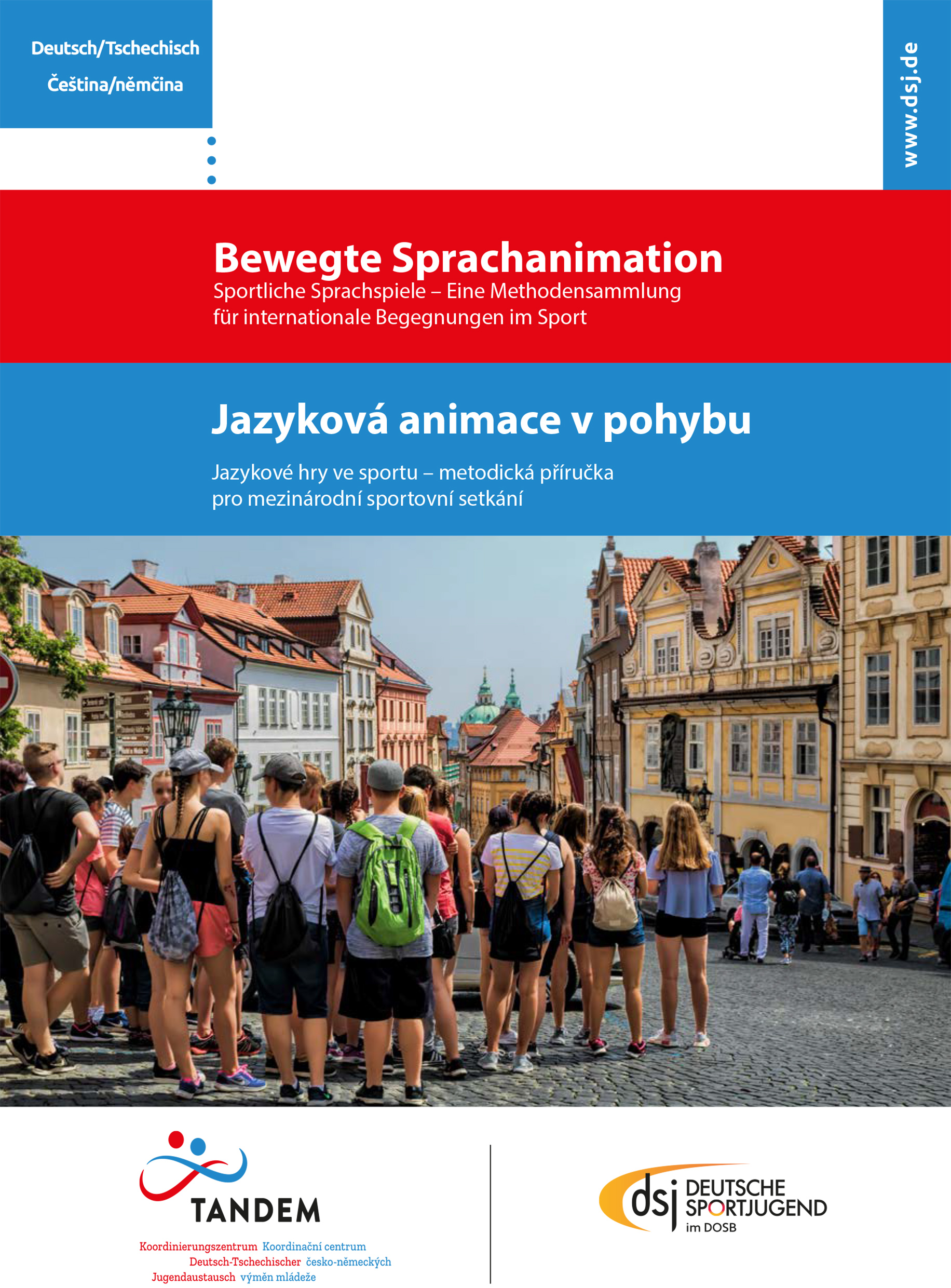 Titelbild der Publikation „Bewegte Sprachanimation / Jazyková animace v pohybu“ in Deutsch und Tschechisch. Zu sehen ist eine Gruppe von Jugendlichen in Sportkleidung auf einem historischen Stadtplatz. Logos von Tandem und der Deutschen Sportjugend sind am unteren Bildrand platziert.