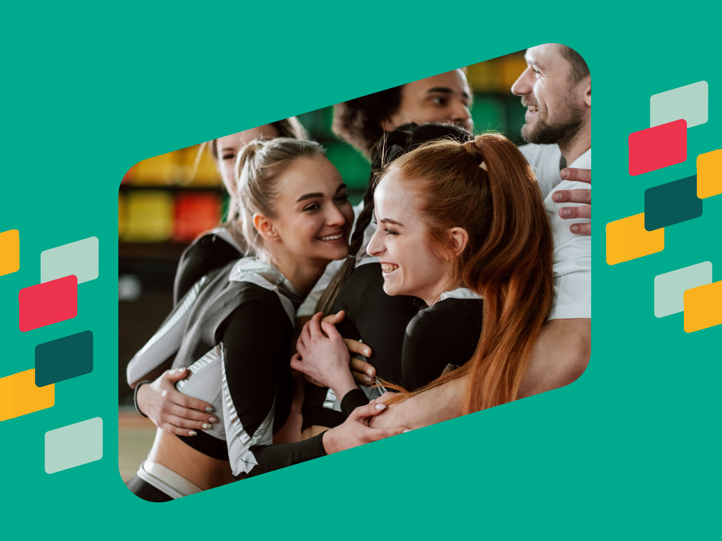 Eine Gruppe von jungen Menschen umarmt sich fröhlich in einer Sporthalle. Sie tragen sportliche Kleidung und zeigen Freude und Zusammenhalt. Die Atmosphäre ist positiv und energiegeladen.