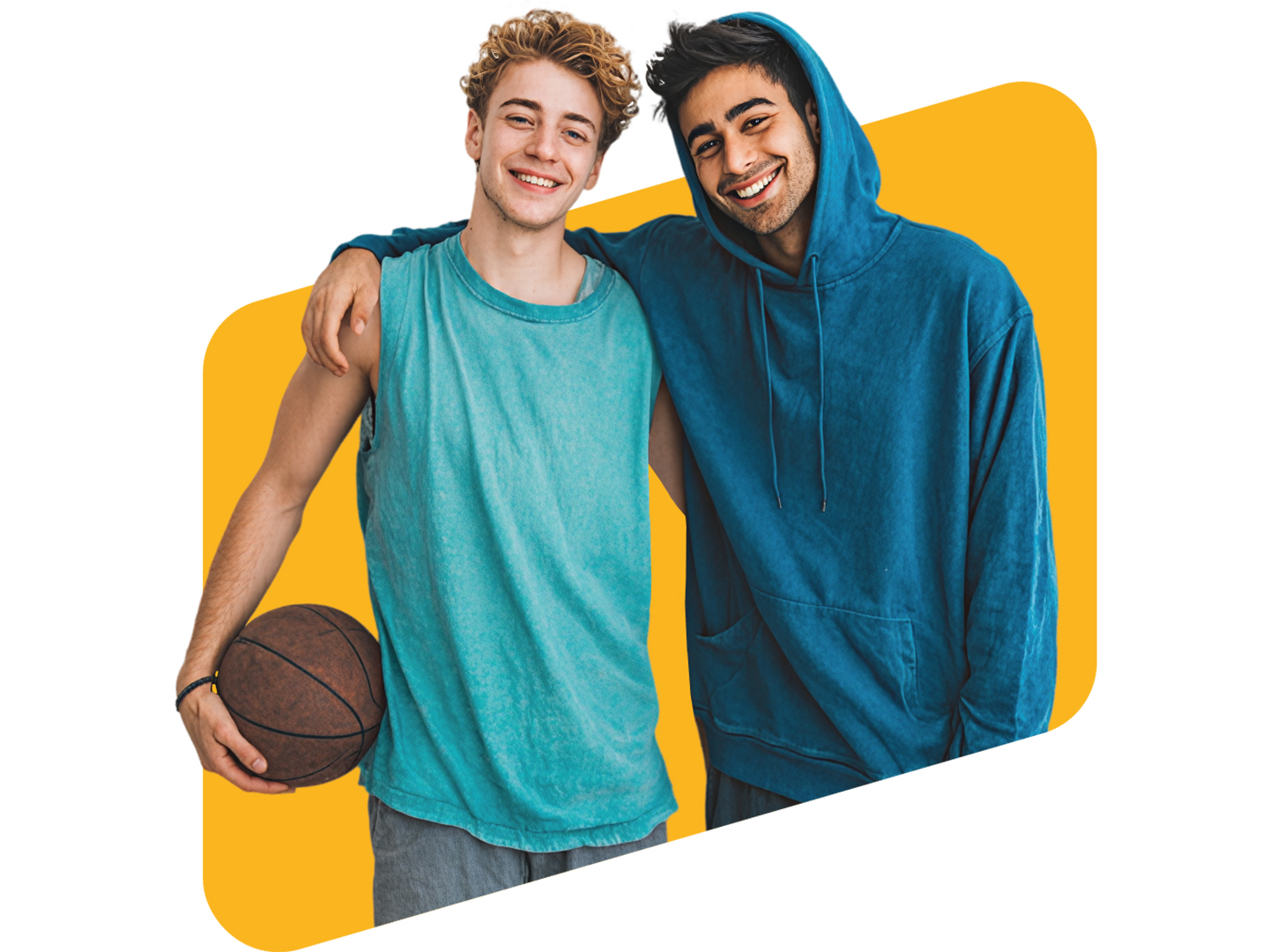 Zwei junge Männer stehen nebeneinander und lächeln. Der erste trägt ein ärmelloses, hellblaues Shirt und hält einen Basketball in der Hand. Der zweite trägt einen blauen Kapuzenpullover. Der Hintergrund ist gelb.