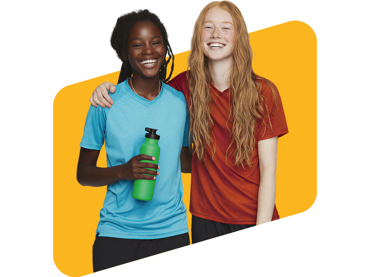 Zwei junge Frauen stehen eng beieinander und lächeln. Die eine trägt ein hellblaues Sportshirt und hält eine grüne Wasserflasche, während die andere ein rotes Sportshirt trägt. Der Hintergrund ist gelb.