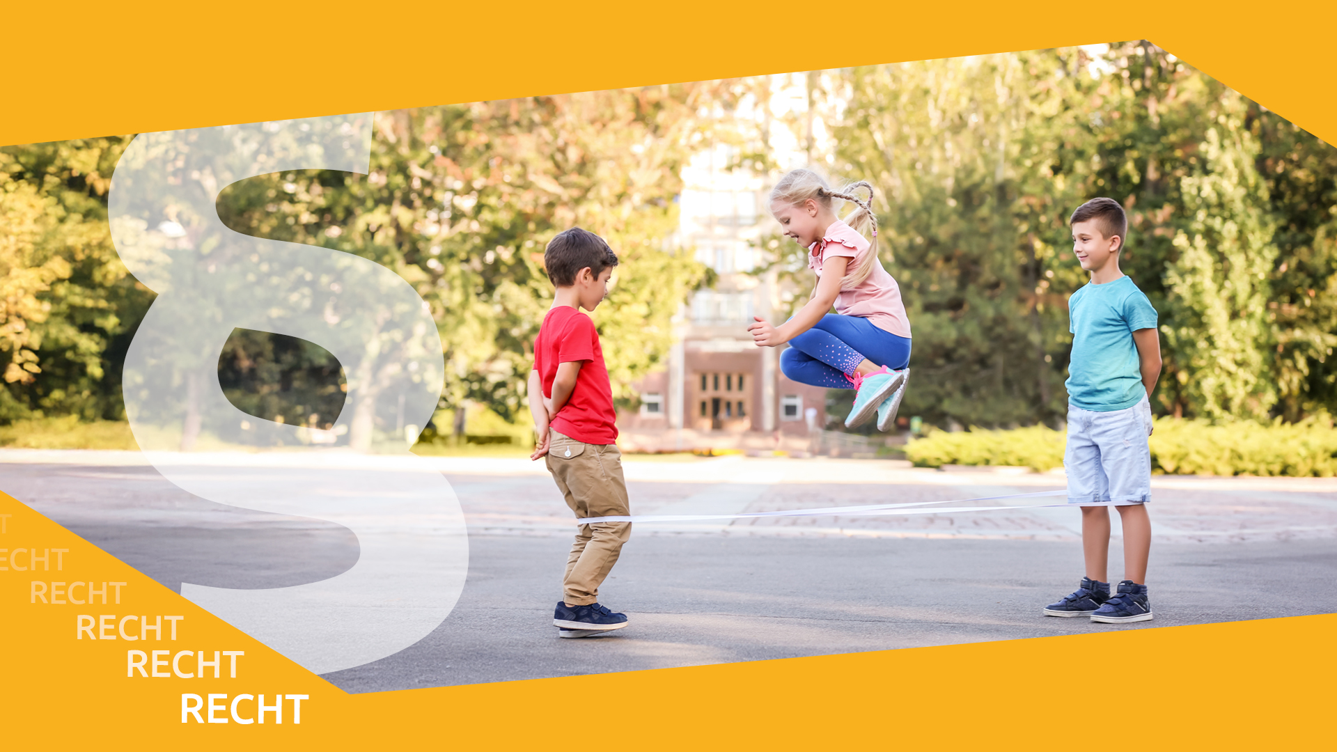 Drei Kinder spielen auf einem sonnigen Platz im Freien; ein Kind springt Seil, zwei andere stehen daneben und schauen zu. Das Bild ist grafisch gestaltet mit gelbem Hintergrund, einem großen Paragraphenzeichen und dem wiederholten Wort „Recht“, im Hintergrund sind Bäume und ein Gebäude zu sehen.