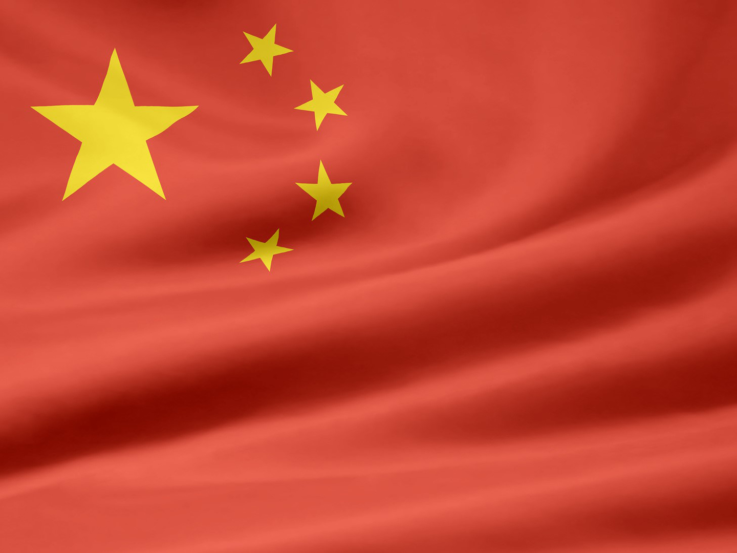 Flagge der Volksrepublik China mit rotem Hintergrund und fünf gelben Sternen im oberen linken Bereich, leicht gewellt dargestellt. 