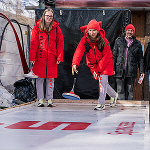 Teilnehmende beim Eisstockschießen im Deutschen Haus in Cortina. Foto: DOJL/Philipp Wohlfart