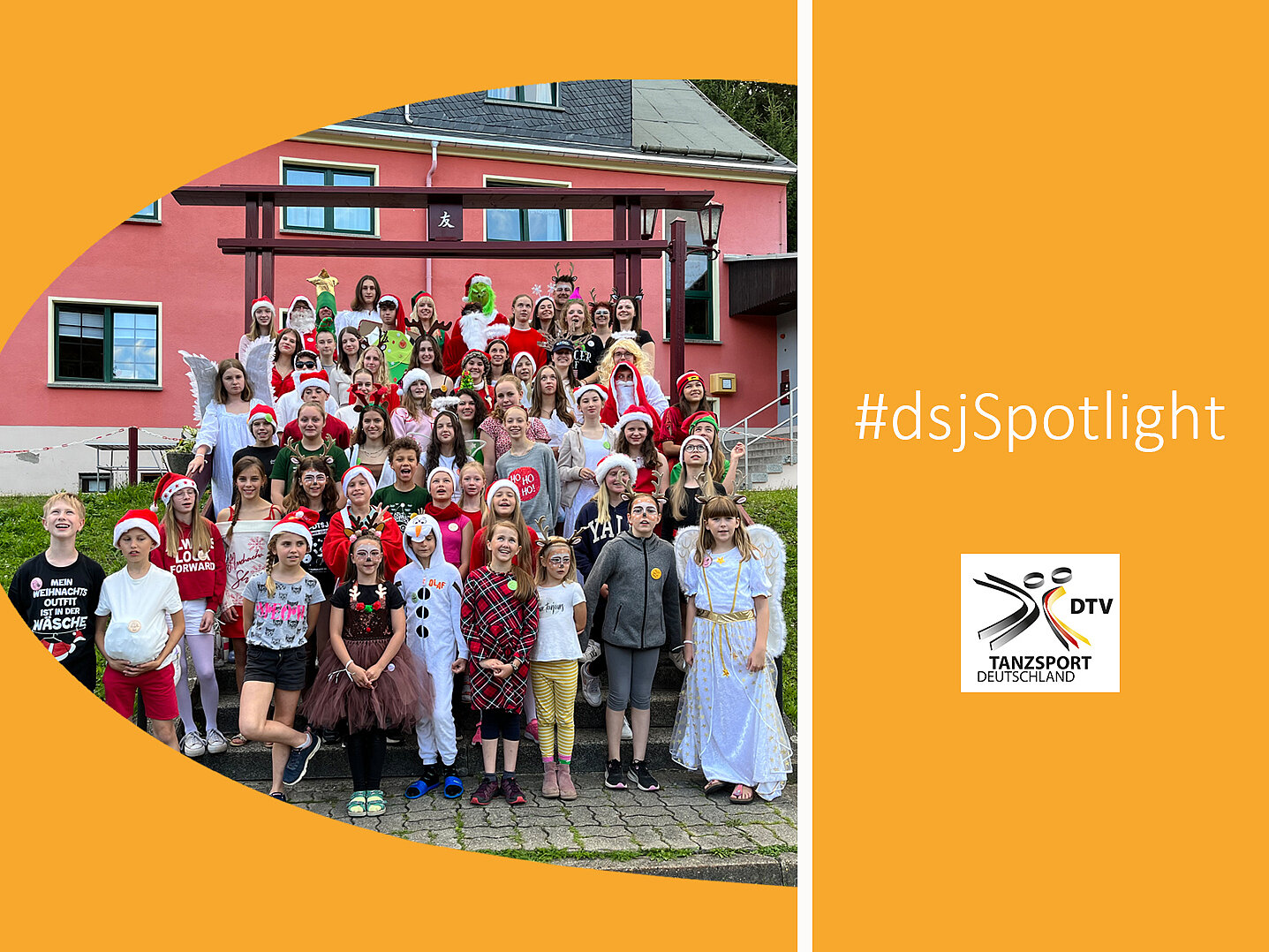 Große Gruppe von Kindern und Jugendlichen steht verkleidet auf einer Treppe vor einem Gebäude, viele tragen Kostüme wie Weihnachtsmützen oder fantasievolle Outfits. Rechts orangefarbener Bereich mit Schriftzug „#dsjSpotlight“ und Logo des Deutschen Tanzsportverbandes.