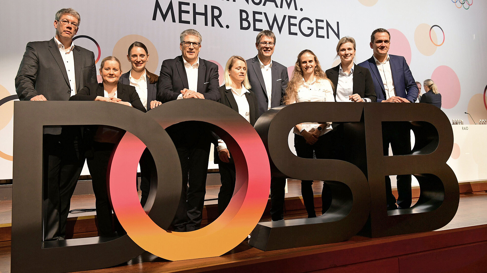 Das Präsidium des DOSB auf der Bühne der Mitgliederversammlung 2022