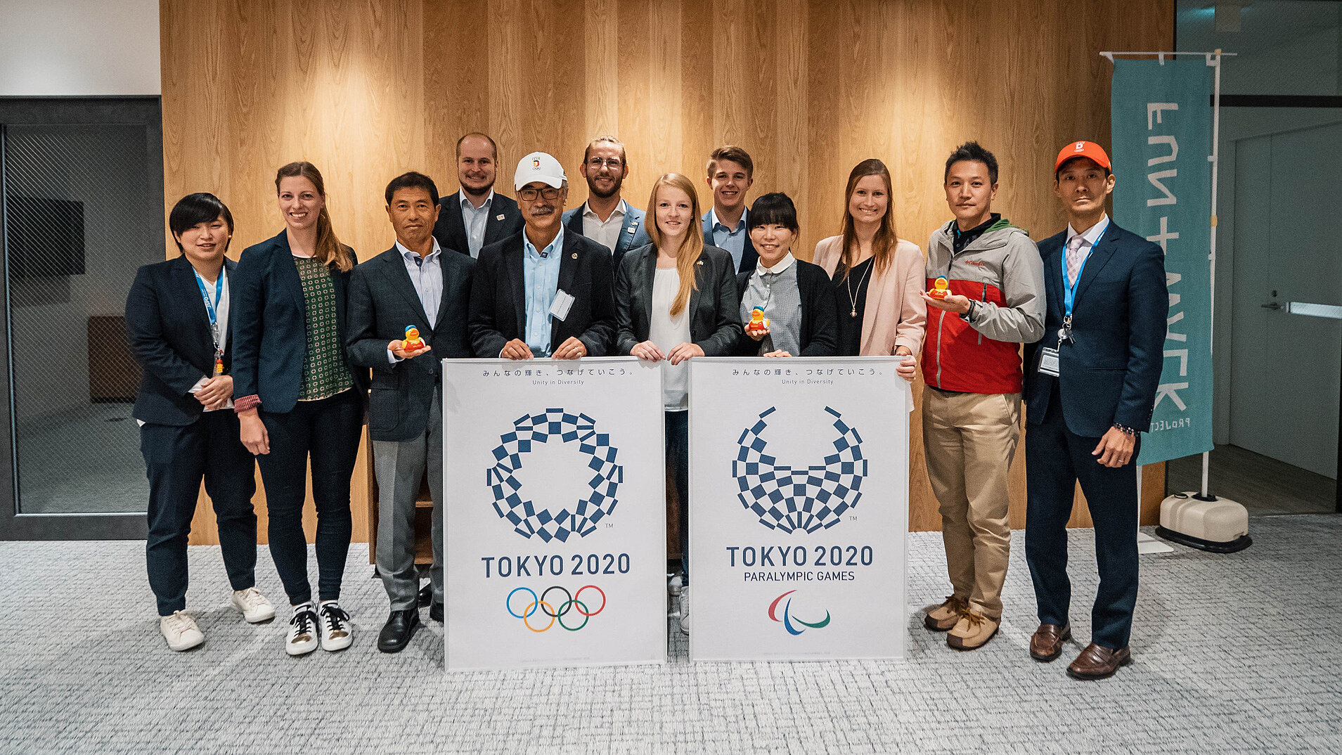 Gruppenaufnahme einer Delegation aus Deutschen, Japanern und Japananerinnen