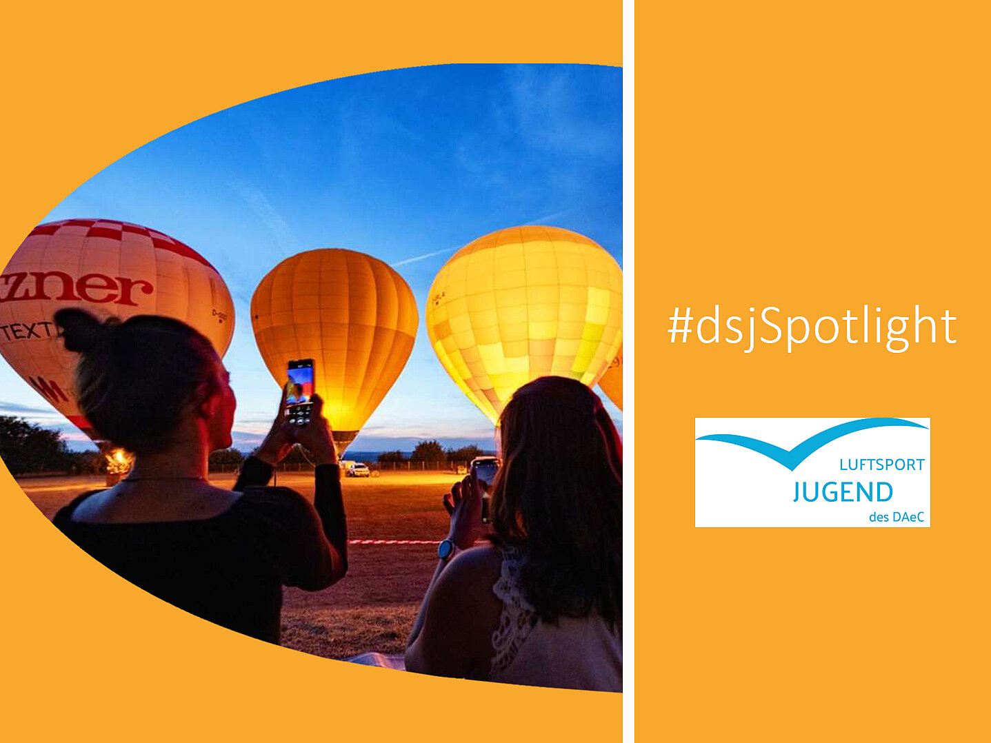 Mehrere Heißluftballons leuchten bei Dämmerung auf einem Feld; im Vordergrund fotografieren zwei Personen die Szene mit Smartphones. Rechts orangefarbener Bereich mit Schriftzug „#dsjSpotlight“ und Logo der Luftsportjugend des DAeC.