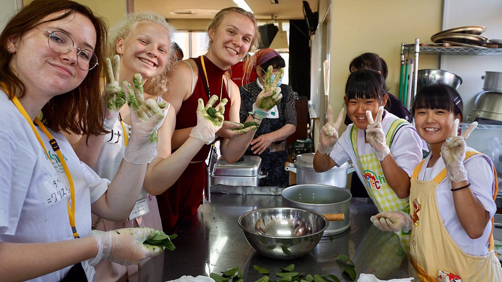 Eine kleine Gruppen von Deutschen und Japanerinnen versucht sich an japanischem Kochen