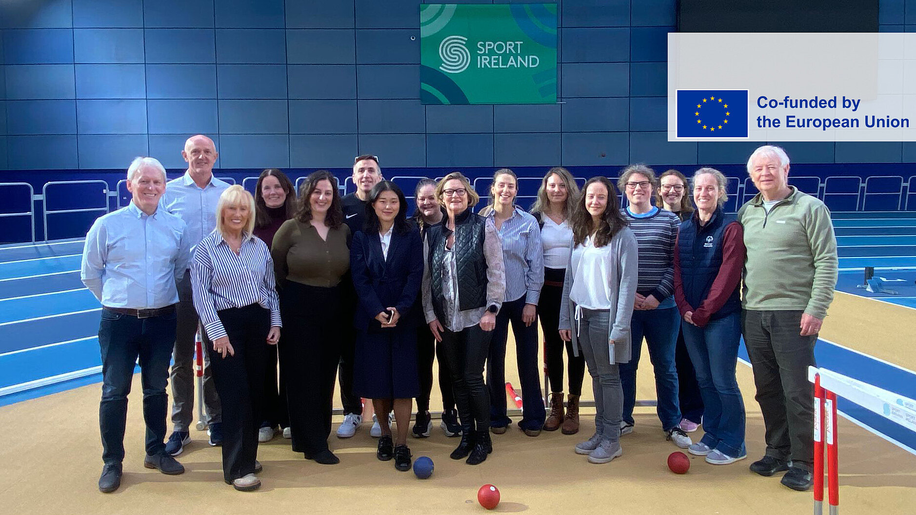 Gruppenfoto von Projektpartnerinnen und -partnern des EU‑geförderten Projekts ICOACHGIRLS+ in einer Sporthalle von Sport Ireland, aufgenommen zum Projektstart zur Förderung von Bewegung und Teilhabe von Mädchen.