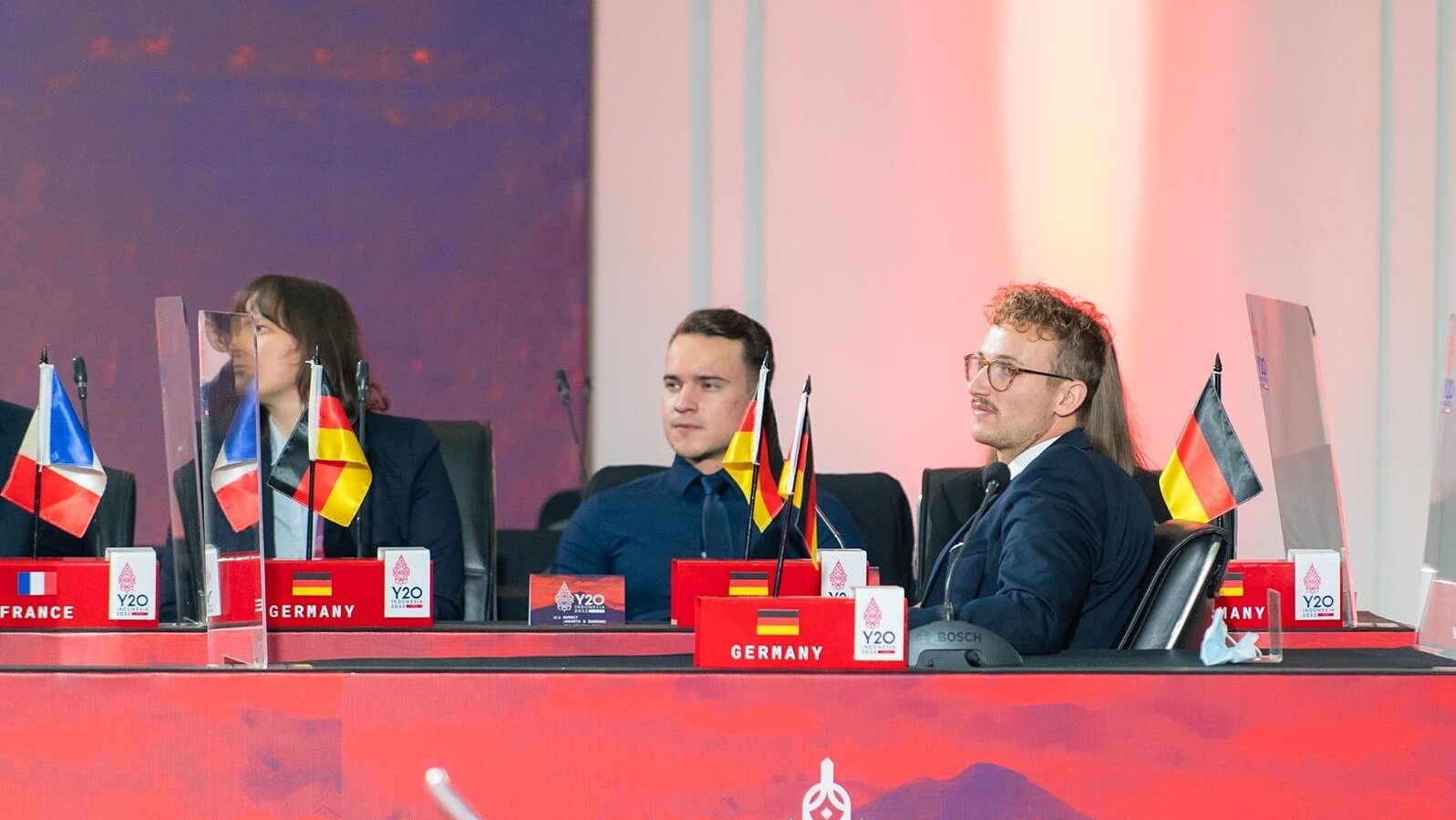 Die deutsche Delegation am Rednertisch