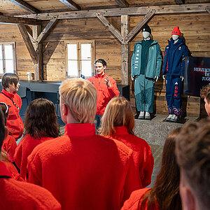 Besuch der Adi-Hütte: Treffen mit Olympiasiegerin Lena Schöneborn. Foto: DOJL/Philipp Wohlfart
