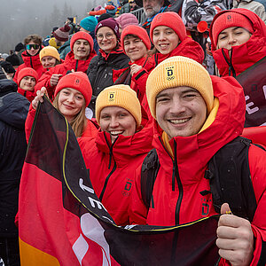 Die Teilnehmenden feuern das Team D beim Biathlon an. Foto: DOJL/Philipp Wohlfart