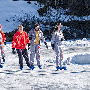 Der gefrorene See lädt zu Eishockey, Eislaufen und kleinen Wettrennen ein. Foto: DOJL/Philipp Wohlfart