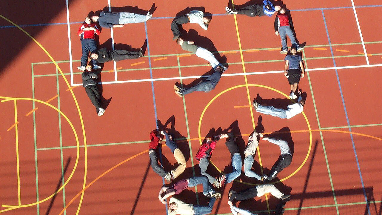 Schriftzug FSJ und die olympischen Ringe aus Menschen geformt
