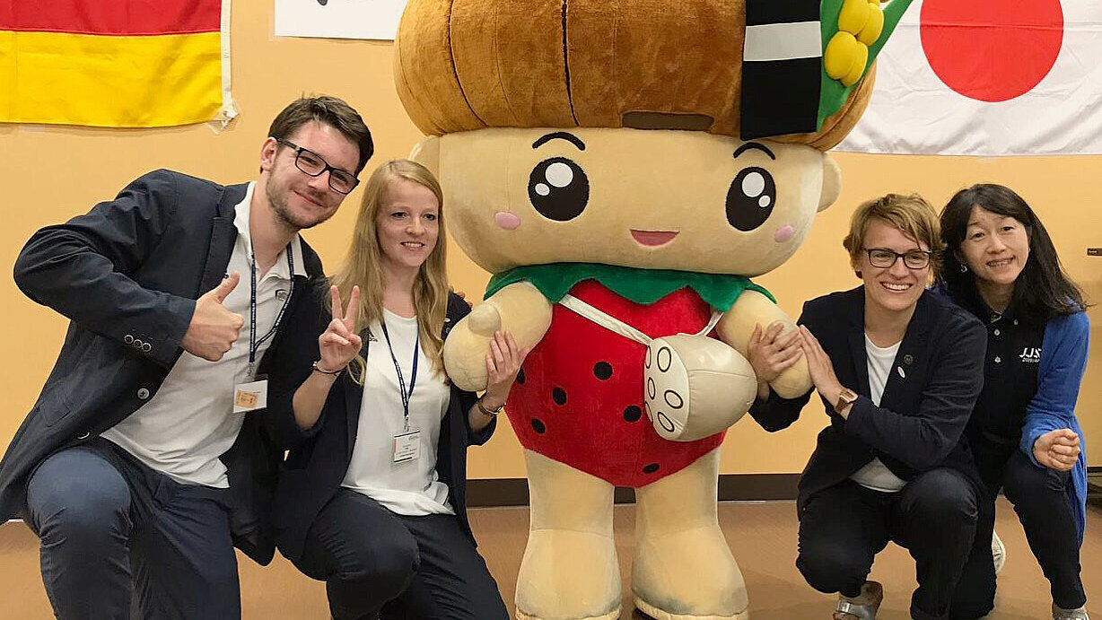 Abschiedsfoto der Gruppenleitung mit Maskottchen in Shiroishi 