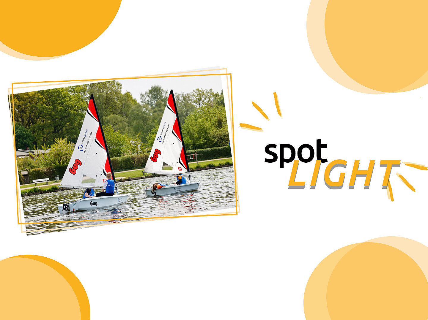 Zwei Segelboote mit roten-weißen Segeln fahren auf einem ruhigen Gewässer. Im Hintergrund sind Bäume zu sehen. Rechts im Bild steht der Text "spot LIGHT" in auffälliger Schrift.