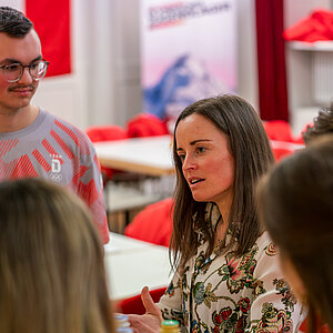 Im Austausch mit der ehemaligen Biathletin Karin Oberhofer. Foto: DOJL/Philipp Wohlfart