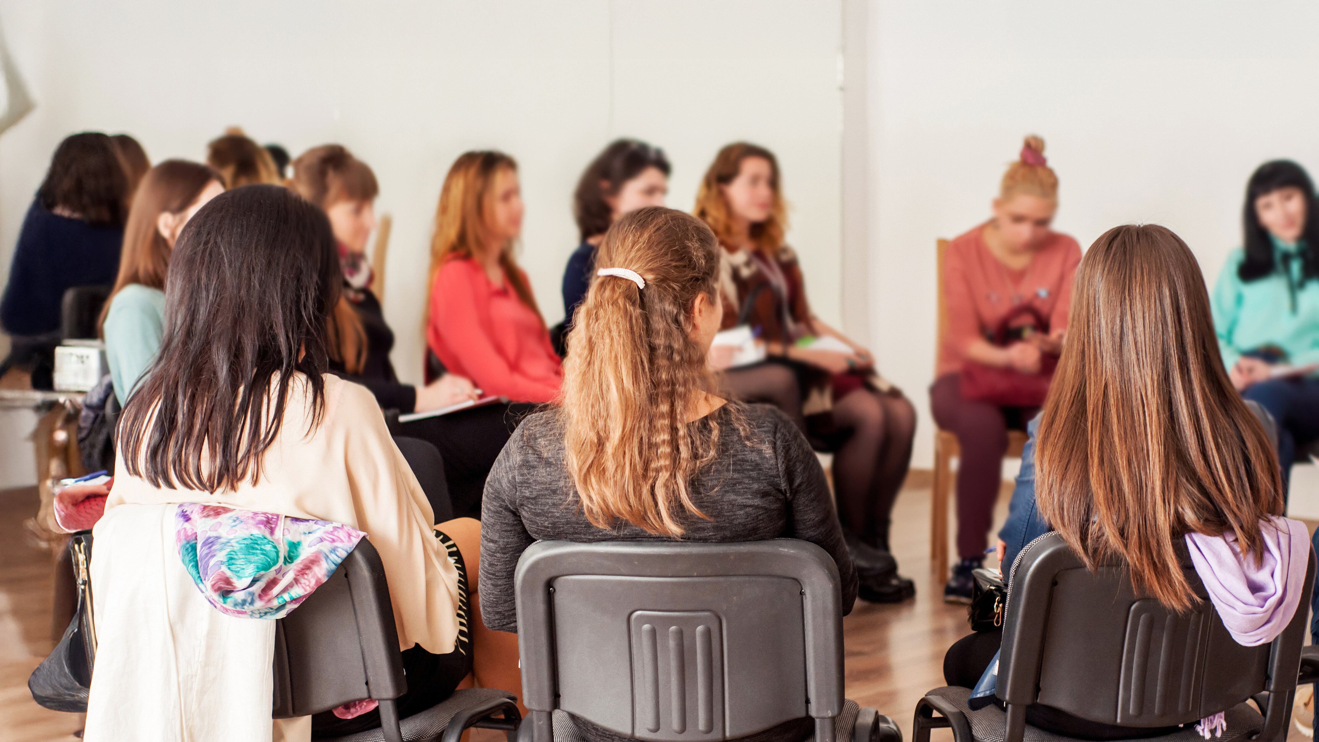 Workshopteilnehmerinnen in einem Dialog über Engagementmanagement und digitale Chancen.