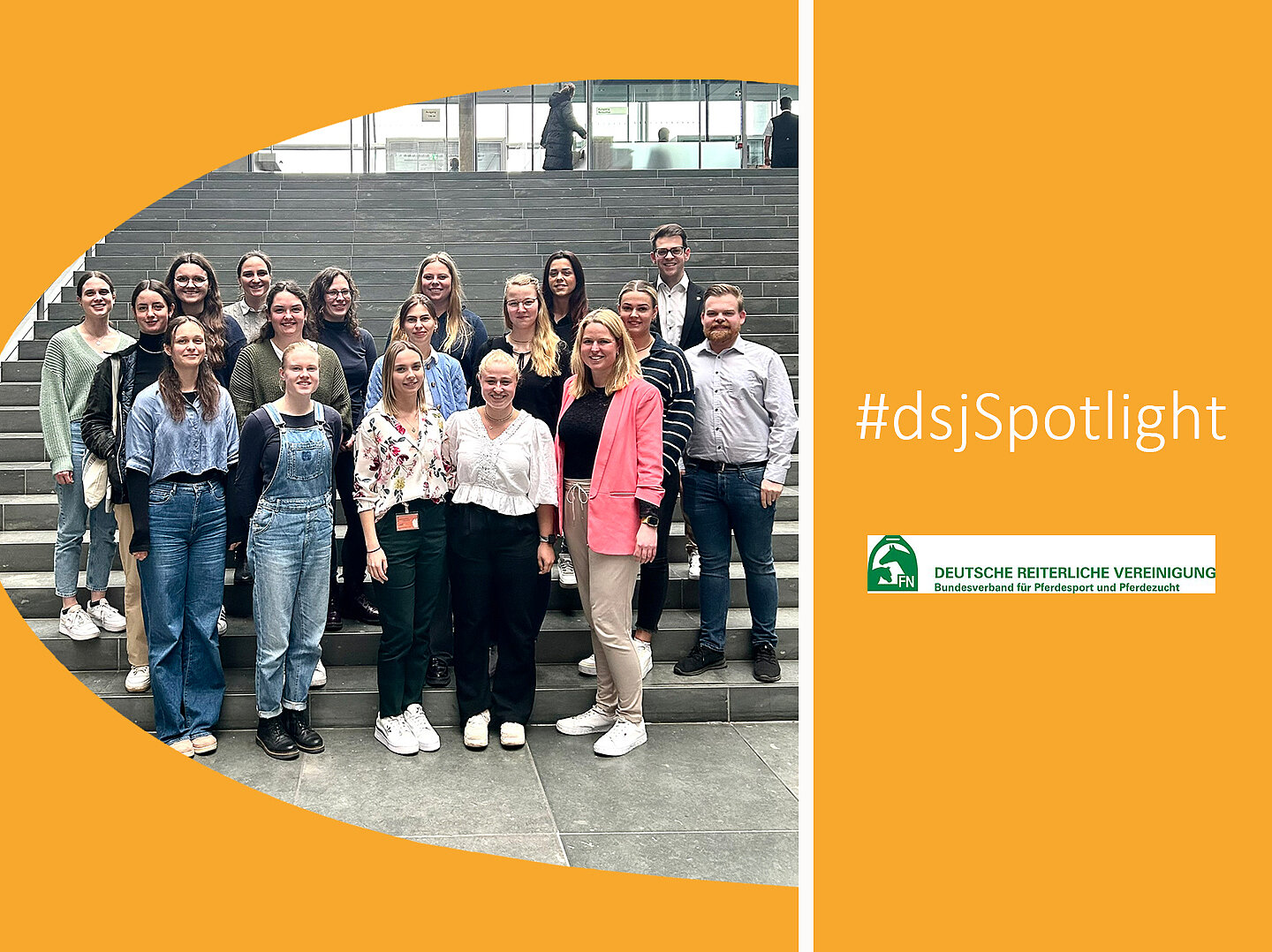 Gruppe von Jugendlichen und jungen Erwachsenen steht auf einer Treppe in einem Gebäude für ein Gruppenfoto. Rechts orangefarbener Bereich mit Schriftzug „#dsjSpotlight“ und Logo der Deutschen Reiterlichen Vereinigung.