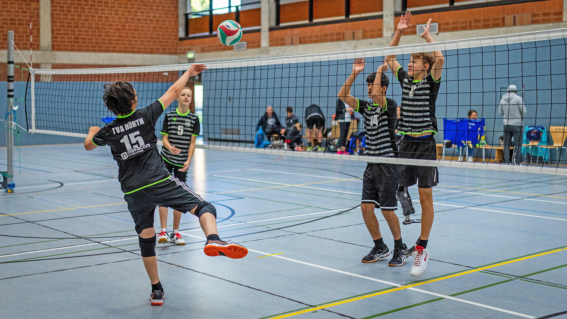 jugendliches Volleyballteams spielen in der Halle