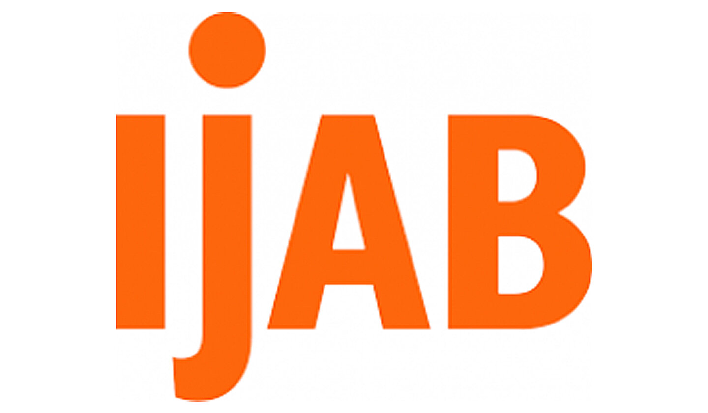 Logo von IJAB (Fachstelle für Internationale Jugendarbeit der Bundesrepublik Deutschland e.V.) in leuchtendem Orange, bestehend aus den Buchstaben "ijab".