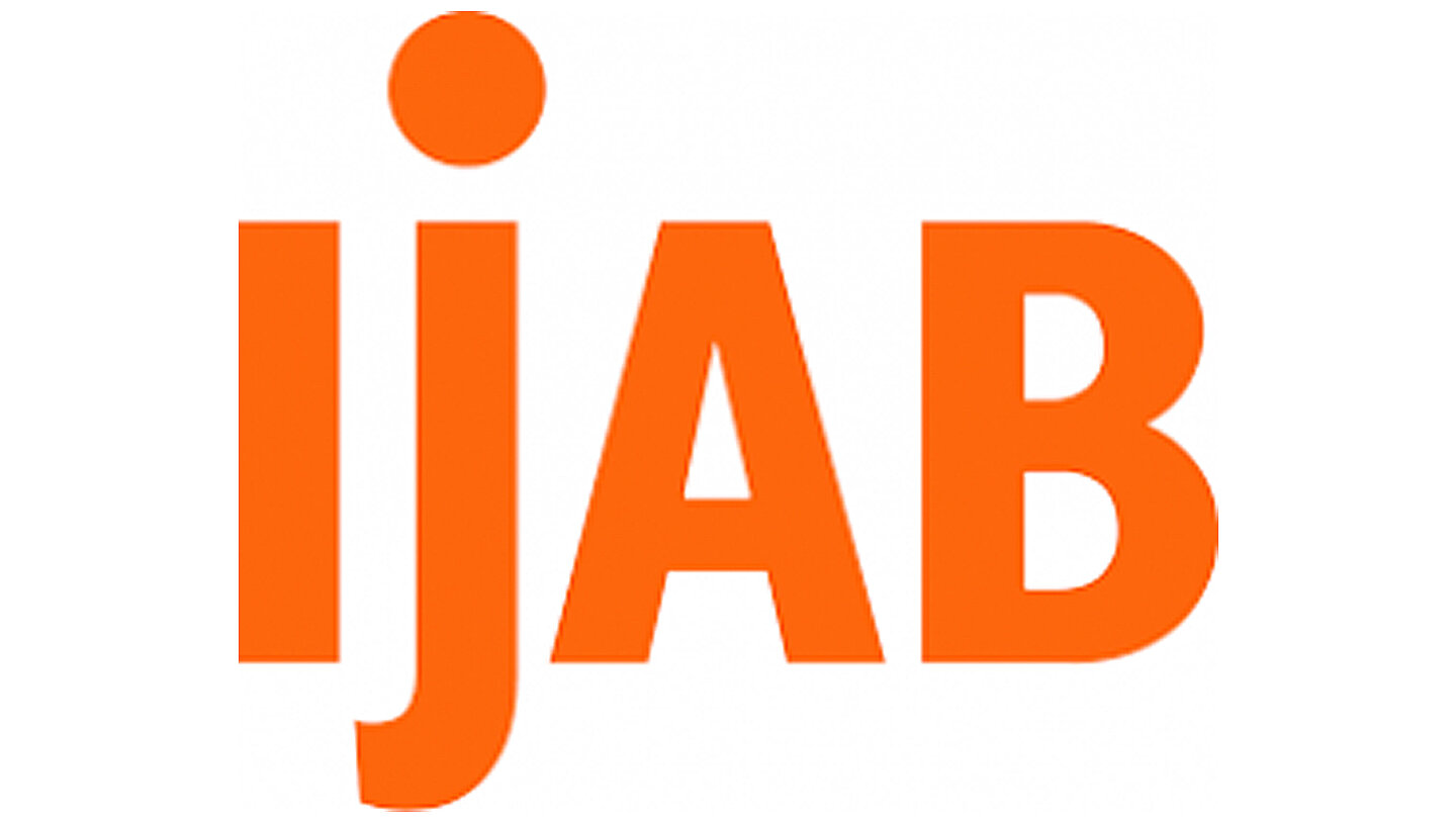 Logo von IJAB (Fachstelle für Internationale Jugendarbeit der Bundesrepublik Deutschland e.V.) in leuchtendem Orange, bestehend aus den Buchstaben "ijab".