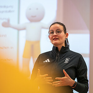 dsj-Vorstandsmitglied Leandra Götz spricht über das Frankfurter Modell. Foto: DOJL/Philipp Wohlfart
