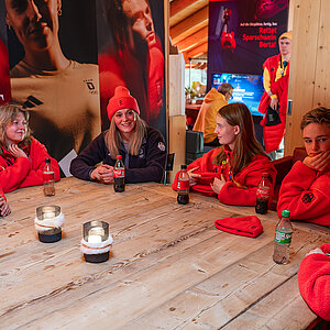 Teilnehmende im Austausch mit Anna Berreiter in der adi‑Hütte. Foto: DOJL/Philipp Wohlfart