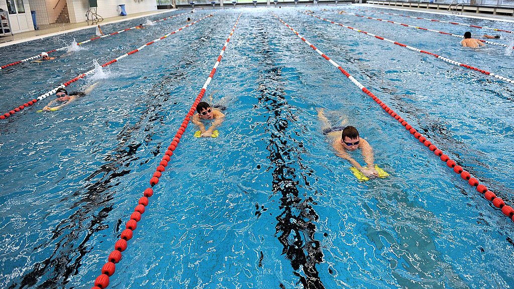Schwimmer im Schwimmbecken